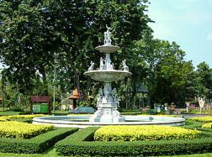 bangkok saranrom park fountain
